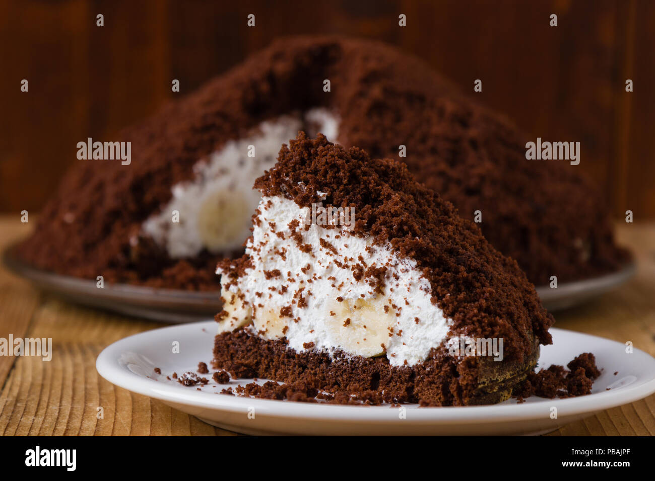 Liscia torta a torta con banana e crema whiped Foto Stock