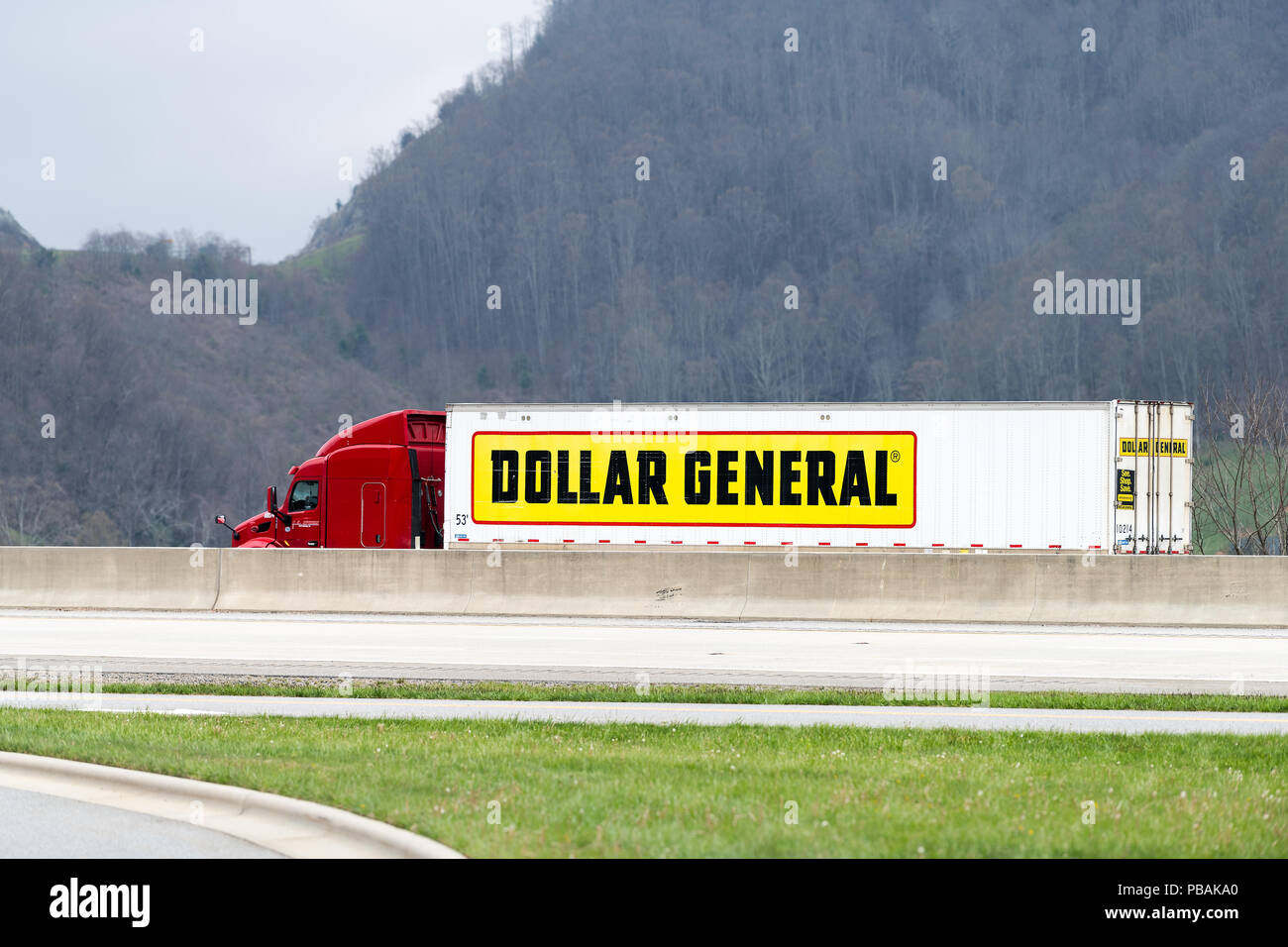 Mars Hill, Stati Uniti d'America - 19 Aprile 2018: dollaro massa generale di trasporto carrello di trasporto merci su strada e autostrada con le montagne sullo sfondo Foto Stock