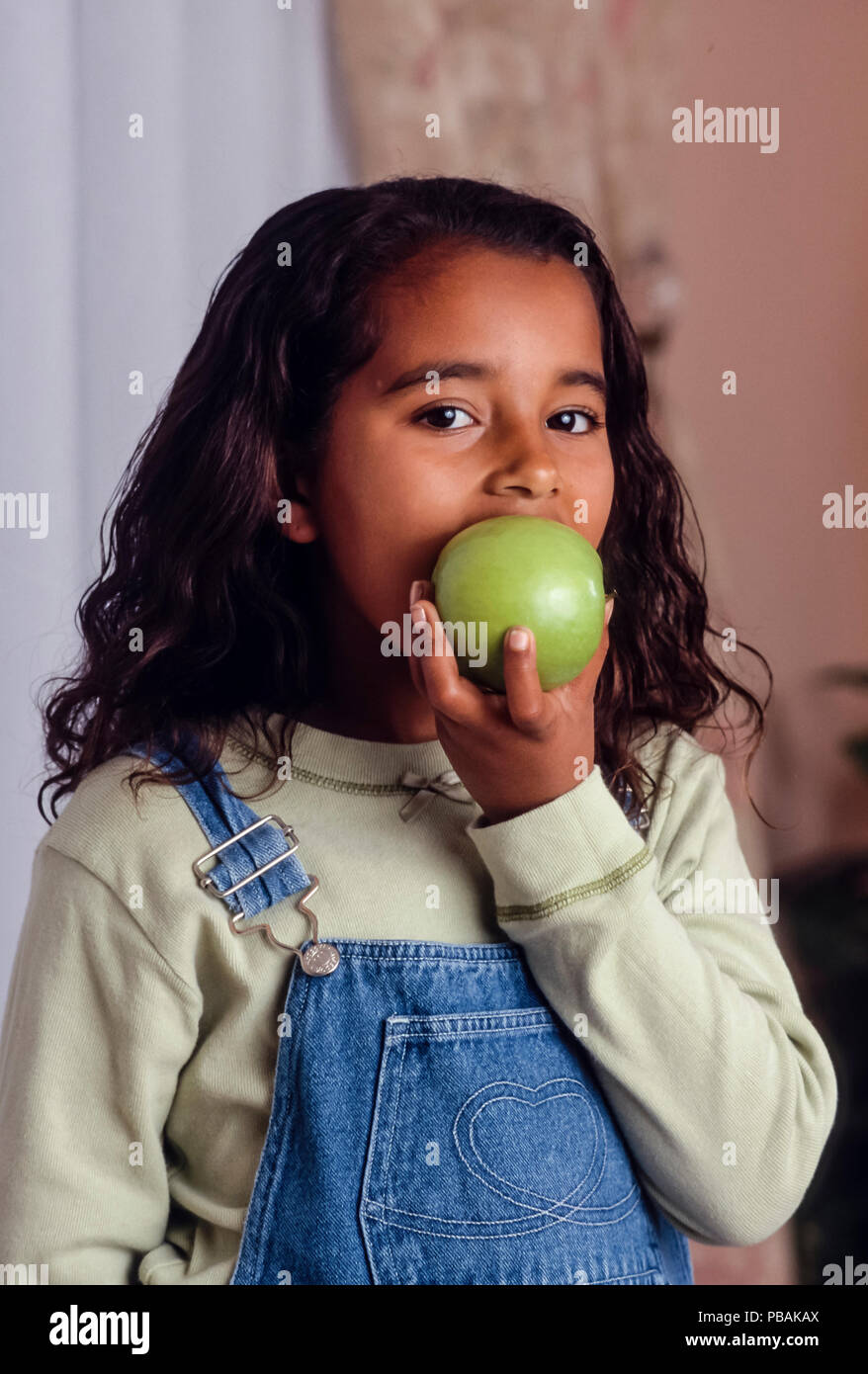 Ragazza giovane mangiare il sig. apple © Myrleen Pearson ....Ferguson Cate Foto Stock