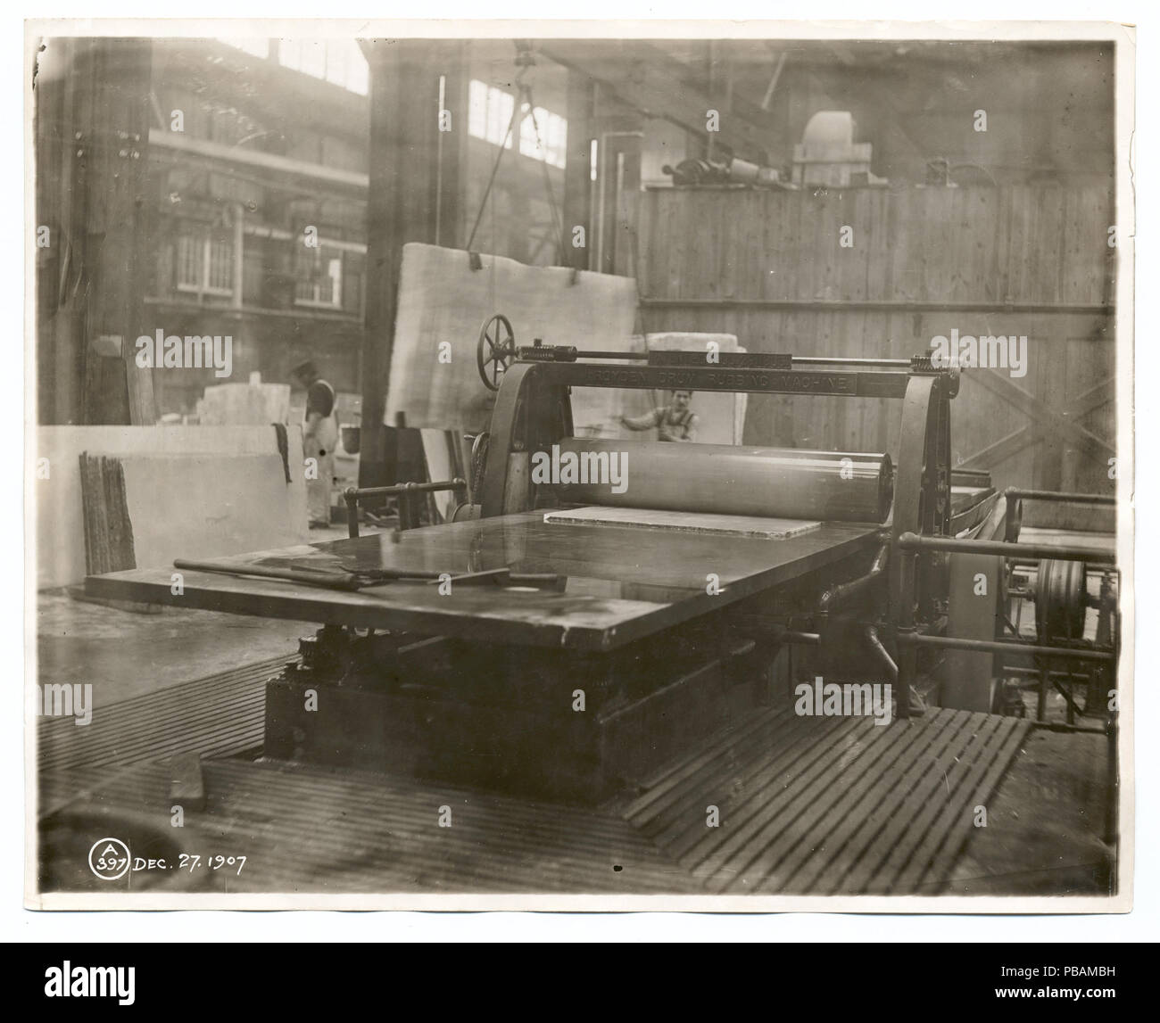 1275 strofinando la macchina in un cantiere di marmo nel Long Island City (NYPL b11524053-490404) Foto Stock