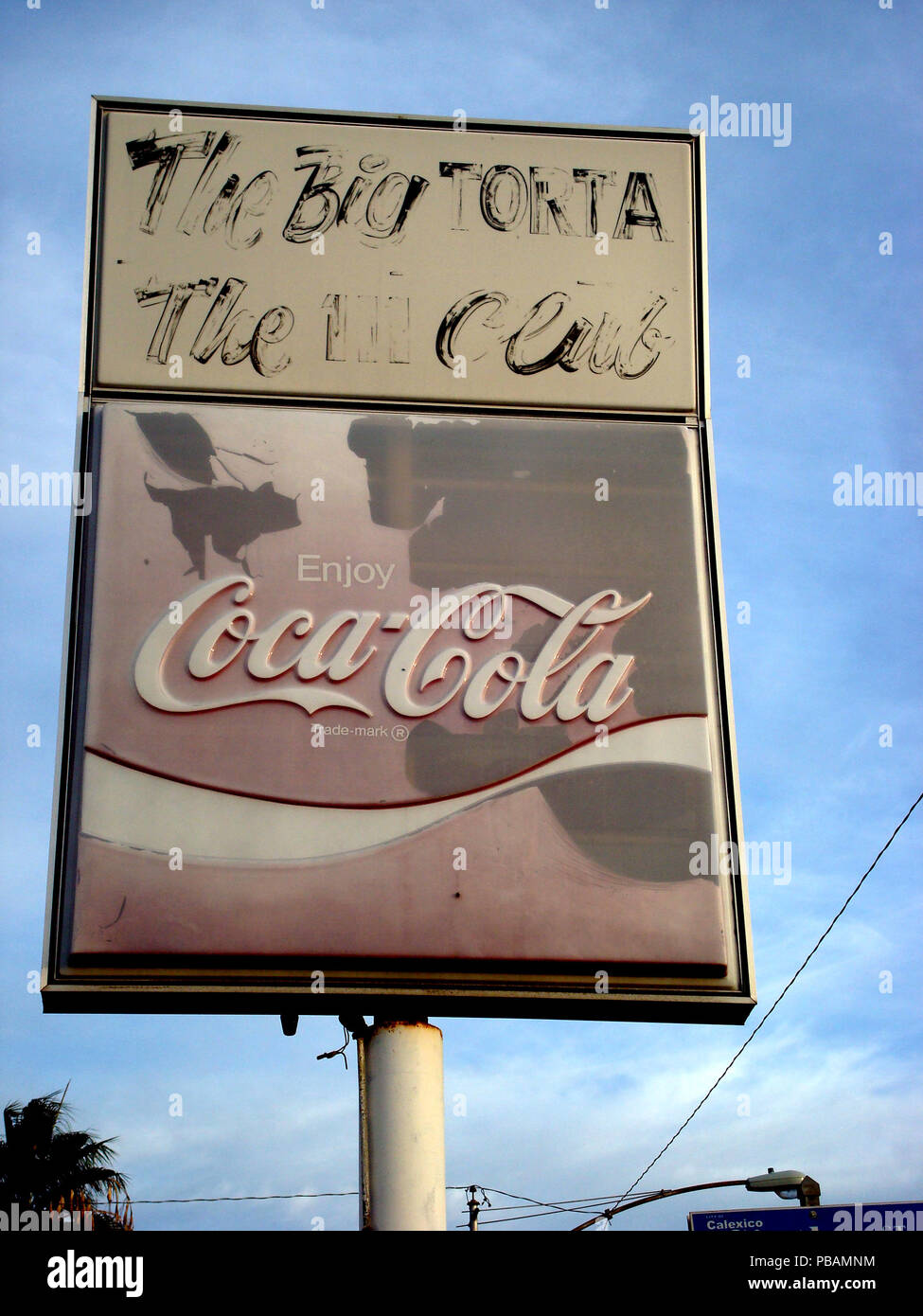 Ex segno sbiadito alla 111 Club sul viale imperiale in Calexico, California, Stati Uniti: "la grande torta, la 111 Club." Foto Stock