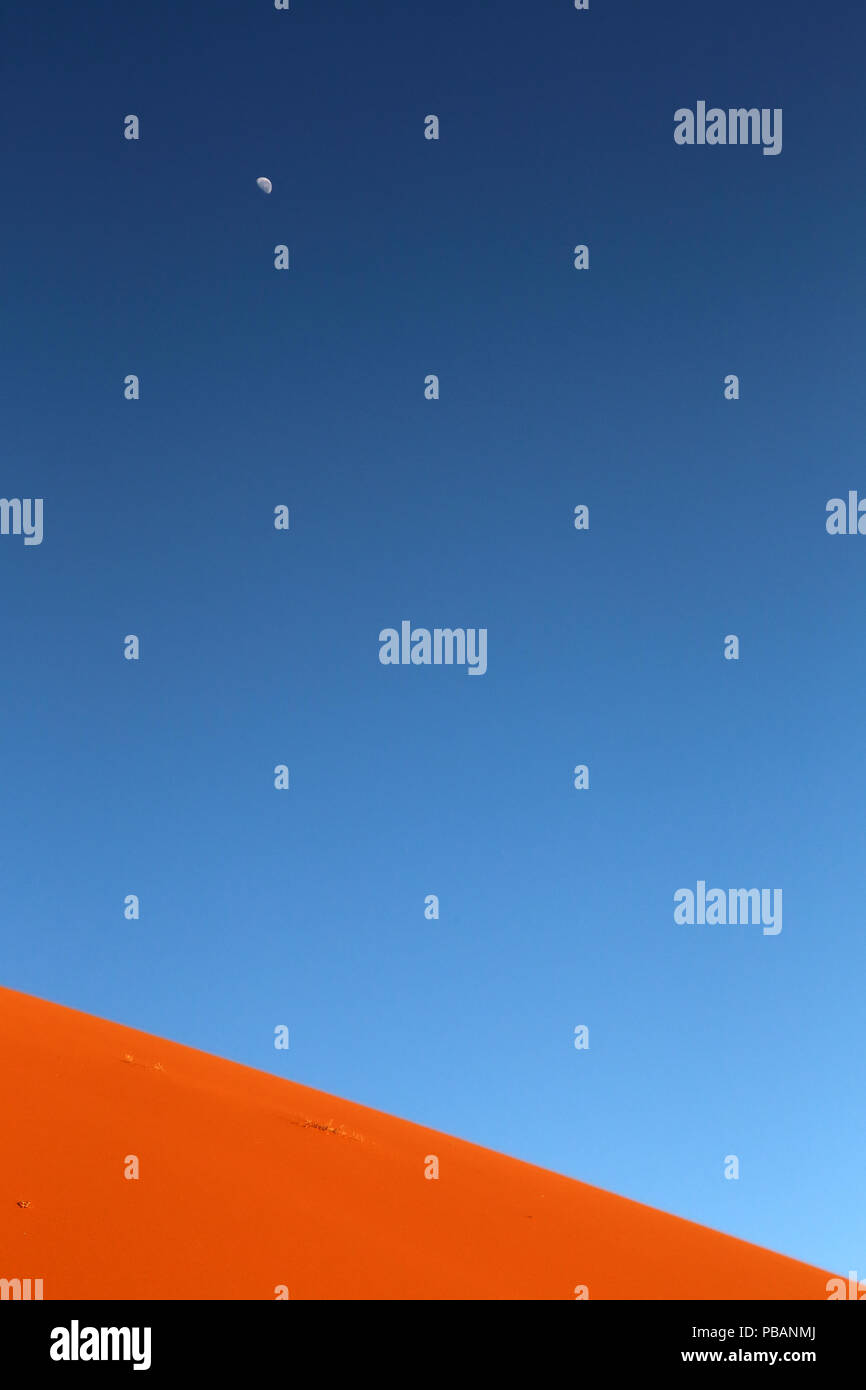 La luna sorge su 45 dune nel deserto del Namib, Namibia. Foto Stock