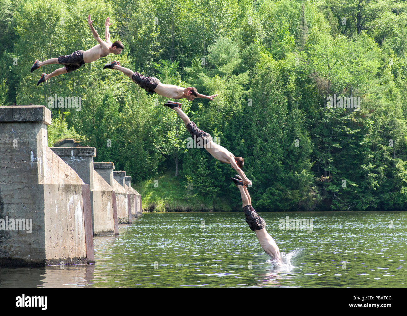 Una sequenza di fotogrammi che mostra un tuffo fuori un vecchio molo ponte nel fiume Madawaska vicino a Ottawa, Ontario. Foto Stock