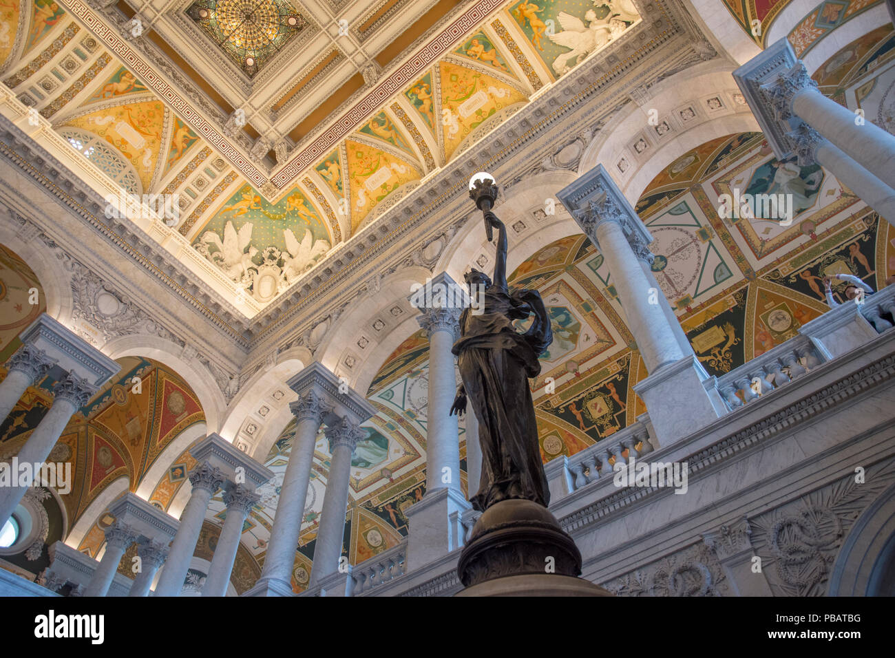 Classica in bronzo figura contiene un "fiaccola della conoscenza" nella grande hall del Thomas Jefferson edificio della Biblioteca del Congresso a Washington DC. T Foto Stock