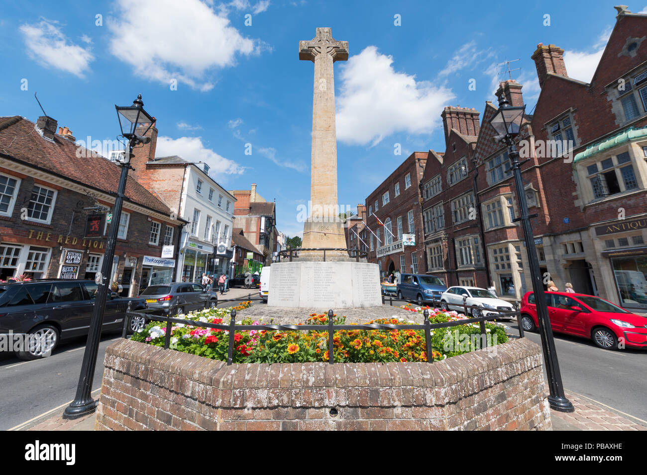 La I e la II guerra mondiale memoriale di guerra in estate in High Street in Arundel, West Sussex, in Inghilterra, Regno Unito. Foto Stock