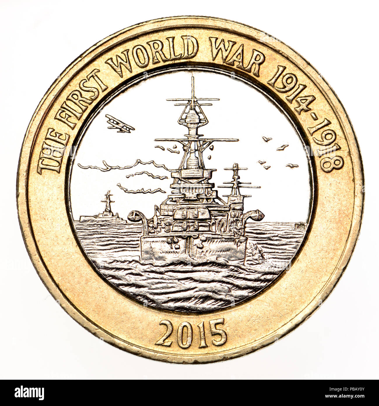 British bimetallici di £2 moneta. Prima Guerra Mondiale Centenario - Navy (2015) "L'ASSICURARSI CHE LA PROTEZIONE DELLA GRAN BRETAGNA l' iscrizione di bordo. Disegnato da David Rowlands Foto Stock