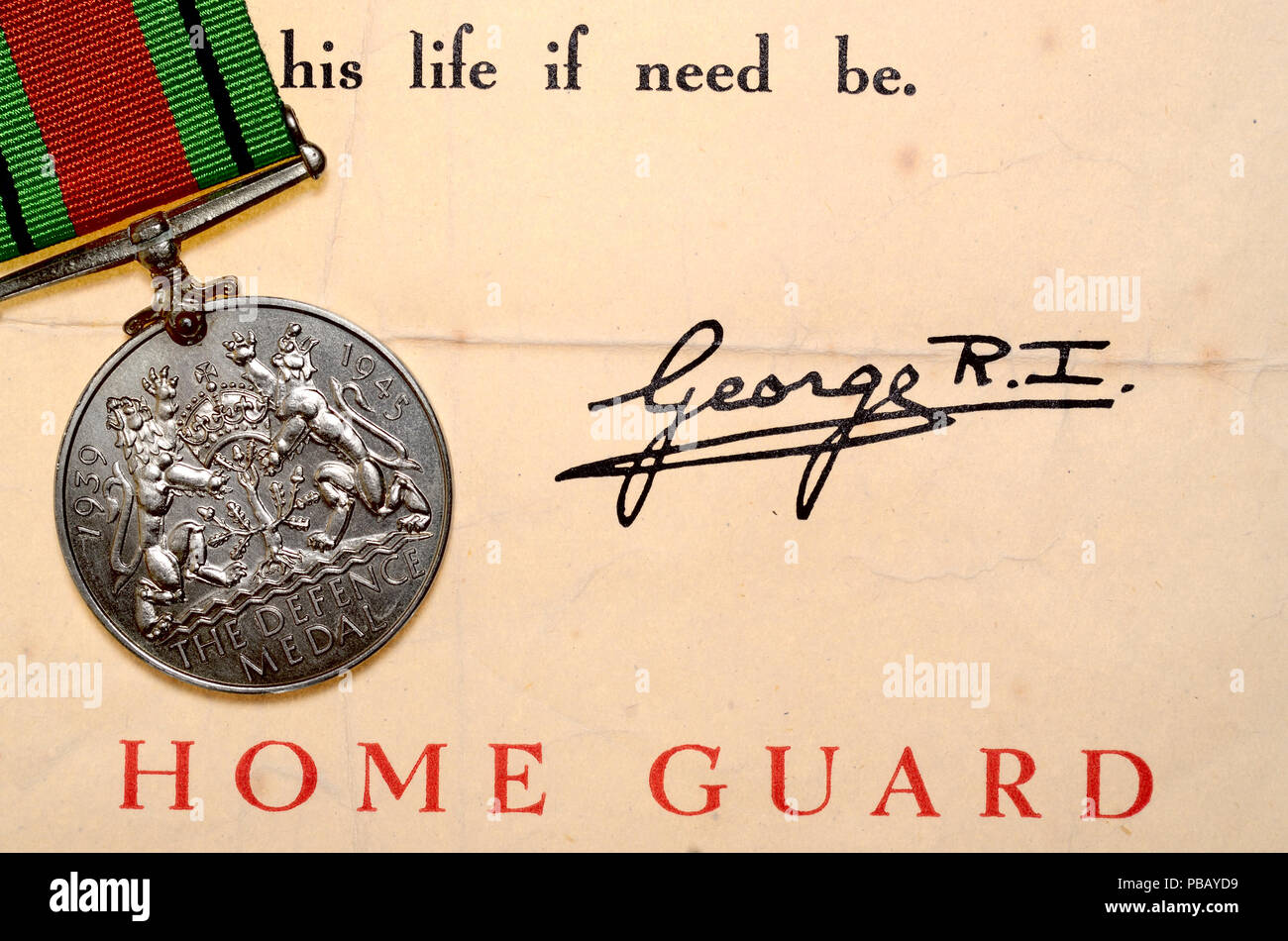British WW2 Difesa medaglia con una lettera circa il servizio nella casa della guardia - aggiudicati a soggetti del Commonwealth Britannico per entrambi non operativi mil Foto Stock