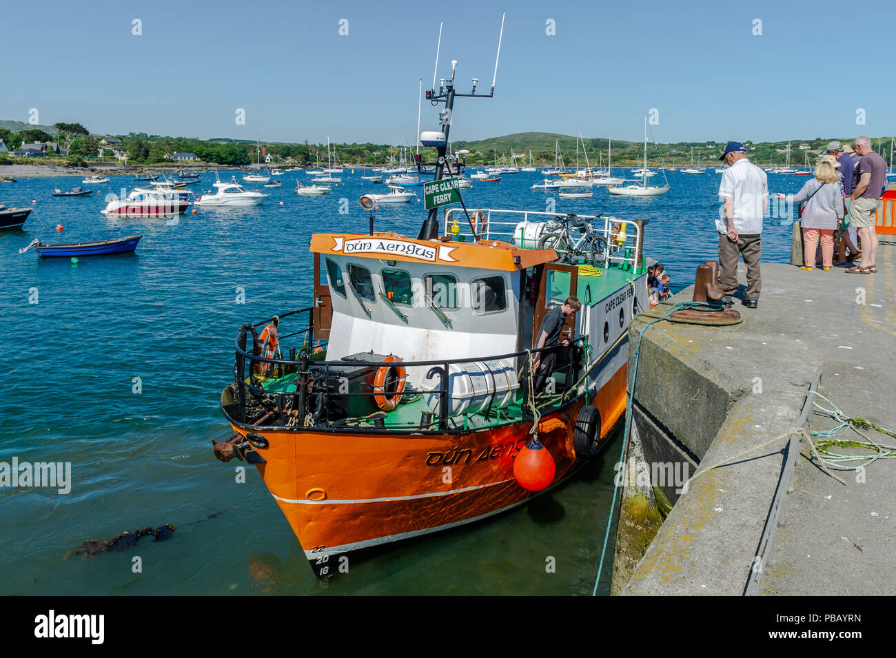 Cape Clear ferry 'DONU una funzione OIR' approda a Schull Harbour per far salire e scendere passeggeri in direzione di Cape Clear Island, West Cork, Irlanda su un giorno d'estate. Foto Stock