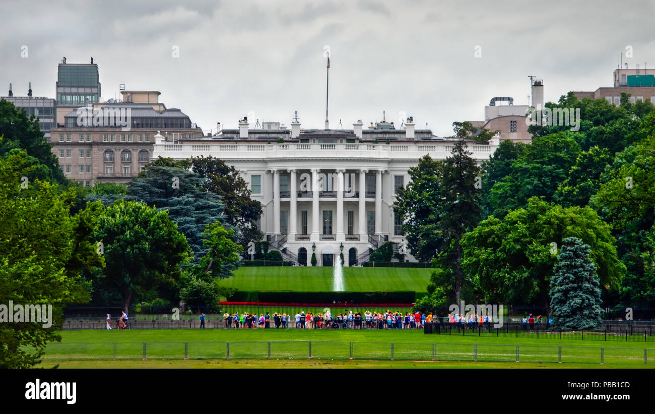 La solita folla di turisti di scattare le foto alla Casa Bianca al south lawn. Foto Stock