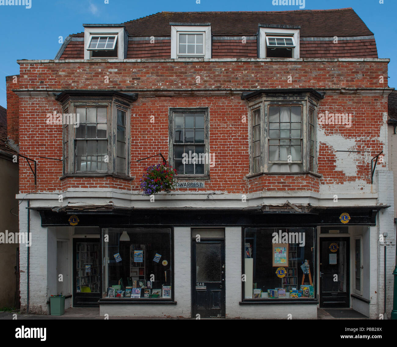 Vecchio edificio contenente i Lions carità bookshop in Edward Street, Westbury, Wiltshire, Regno Unito. Foto Stock