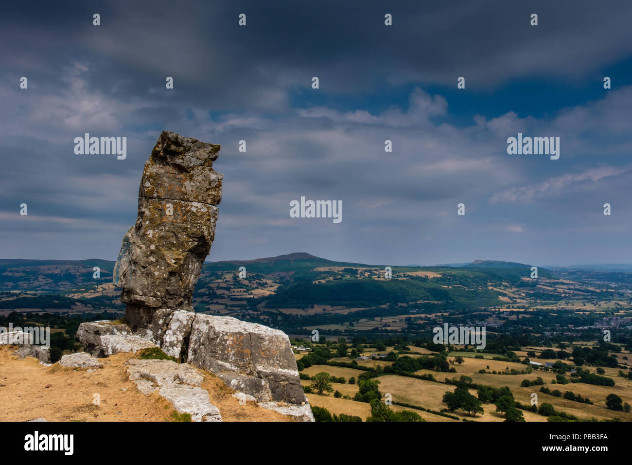 Il solitario pastore a Disgwylfa cava, con pan di zucchero nella distanza, vicino a Crickhowell, POWYS, GALLES Foto Stock