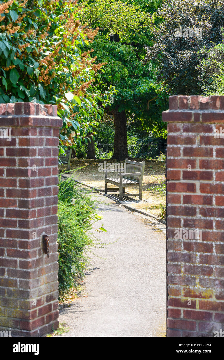 Churchill giardini di Southend on Sea, Essex, Regno Unito. Appartato e tranquillo giardino ornamentali con stream e cascata. Paesaggio da Ian WALKER Foto Stock
