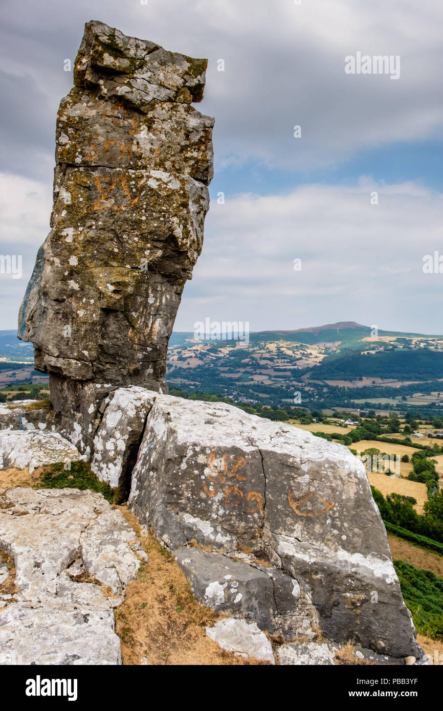 Il solitario pastore a Disgwylfa cava, con pan di zucchero nella distanza, vicino a Crickhowell, POWYS, GALLES Foto Stock