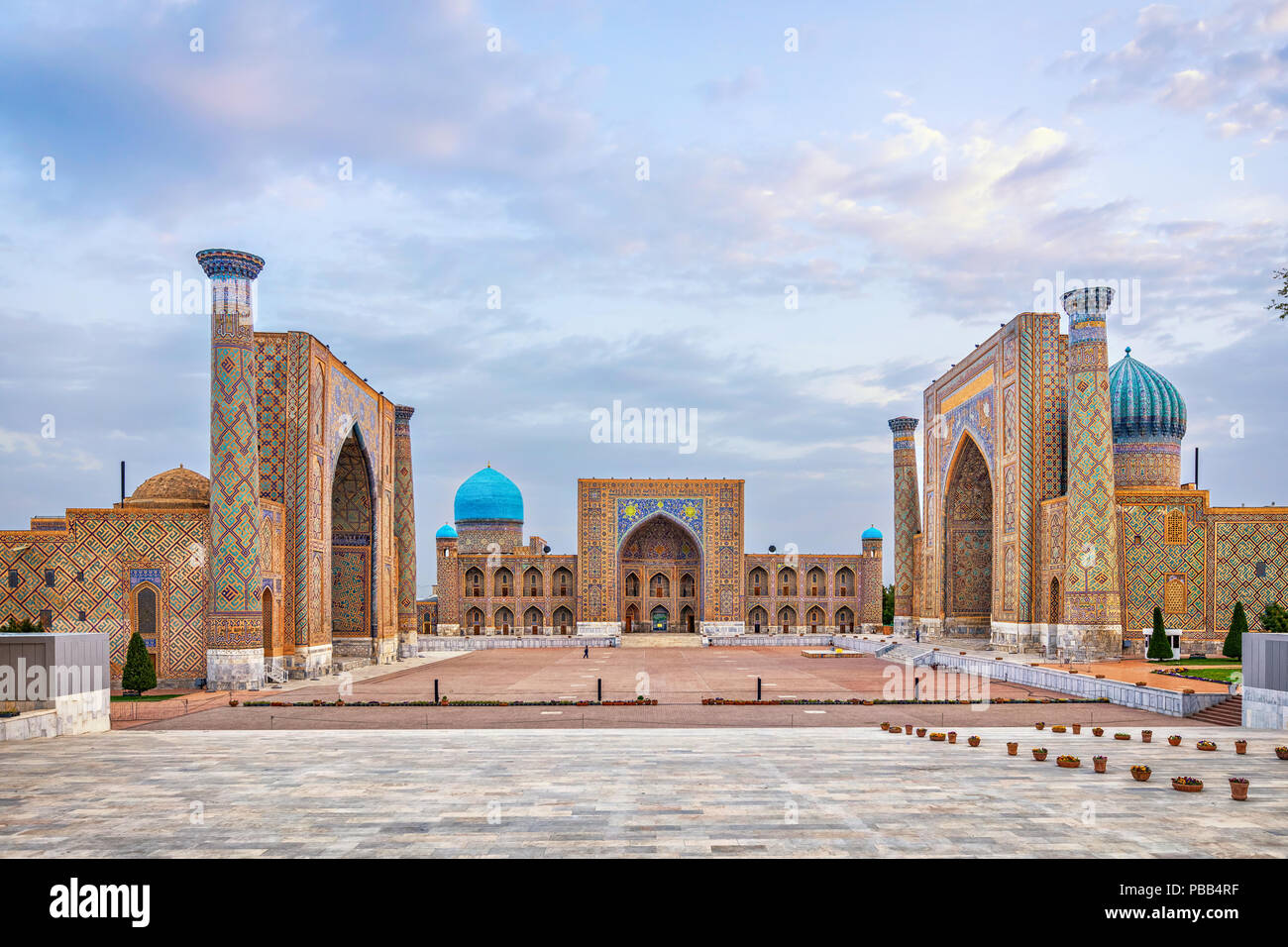 Storica piazza Registan con tre madrase: Ulugh Beg, Tilya-Kori e Sher-Dor, Samarkend, Uzbekistan Foto Stock