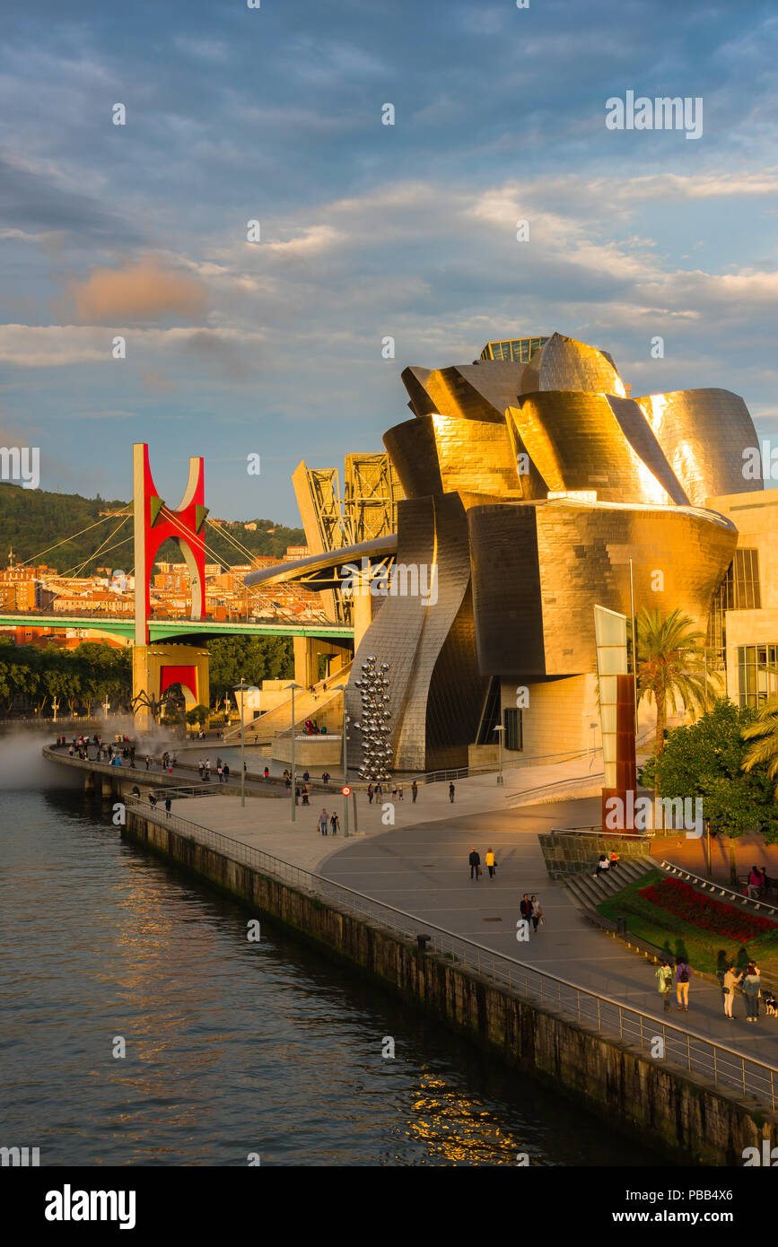 Museo Guggenheim Bilbao, vista al tramonto del Frank Gehry Museo Guggenheim progettato (Museo Guggenheim) nel centro di Bilbao, Spagna. Foto Stock