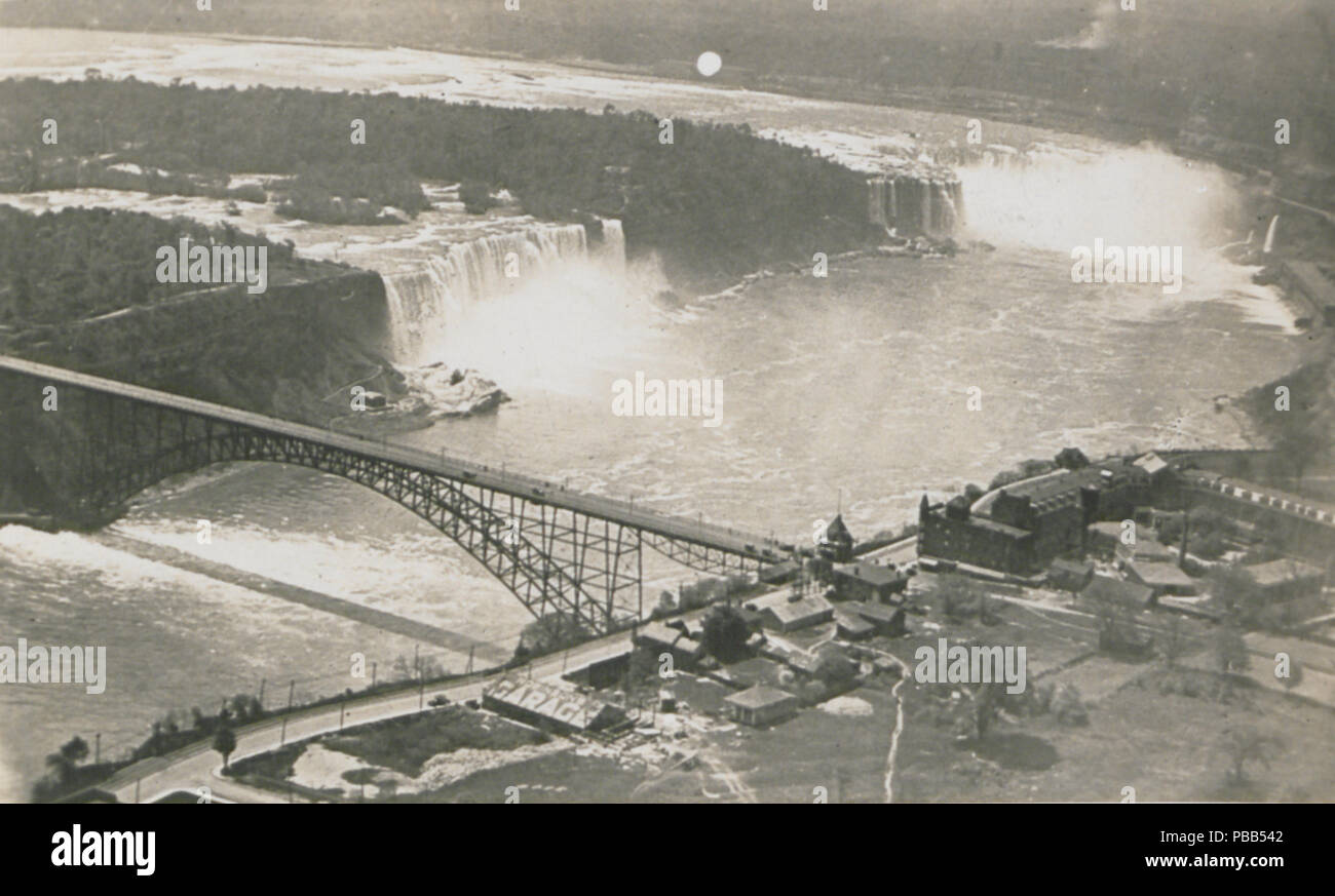 1099 Niagara Falls dall'aria (HS85-10-37509) Foto Stock
