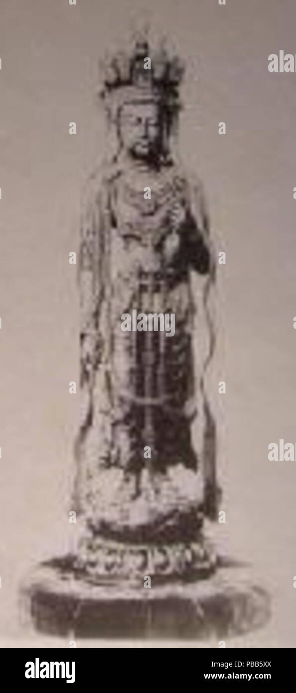 . Inglese: Statua di nove-fronte di Kannon (????, kumen di kannon) dal VII secolo la dinastia Tang realizzata in legno di sandalo. La scultura ha una altezza di 37.6cm. Attualmente si trova nel grande tesoro Galleria (????, daih?z?) a H?ry?-ji di Ikaruga, Nara. Essa è stata designata come tesoro nazionale del Giappone. Tra il 1899 e il 1908 1102 Nove-fronte di Kannon anteriore Horyuji Foto Stock