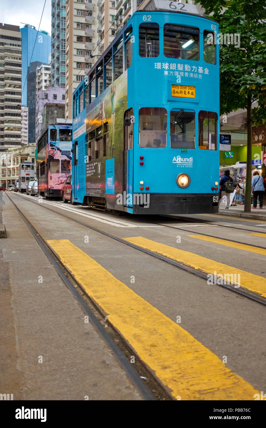 A Hong Kong double-decker tram in Hennessy Road, Isola di Hong Kong, Cina Foto Stock