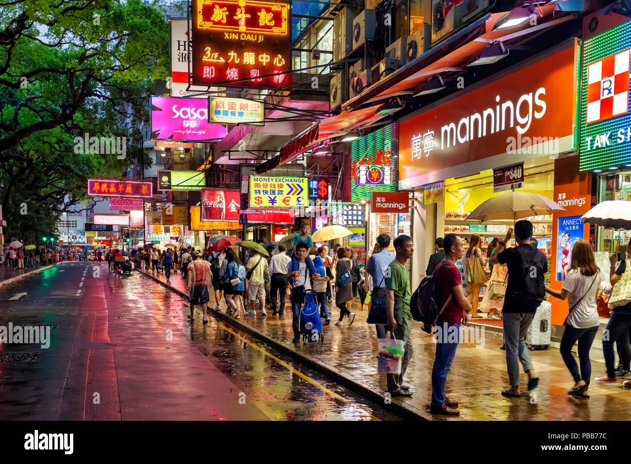 Haiphong Road, Kowloon Park, Tsim Sha Tsui, Hong Kong, Cina. I collegamenti stradali Canton Road e Nathan Road. Foto Stock
