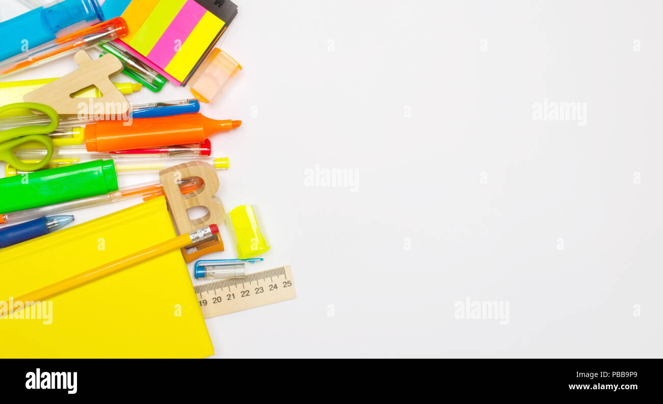 Accessori per la scuola su uno sfondo bianco. cancelleria. torna a scuola. concetto di istruzione. Scrivania. penne dei colori, matite, righello sveglia. posto per t Foto Stock