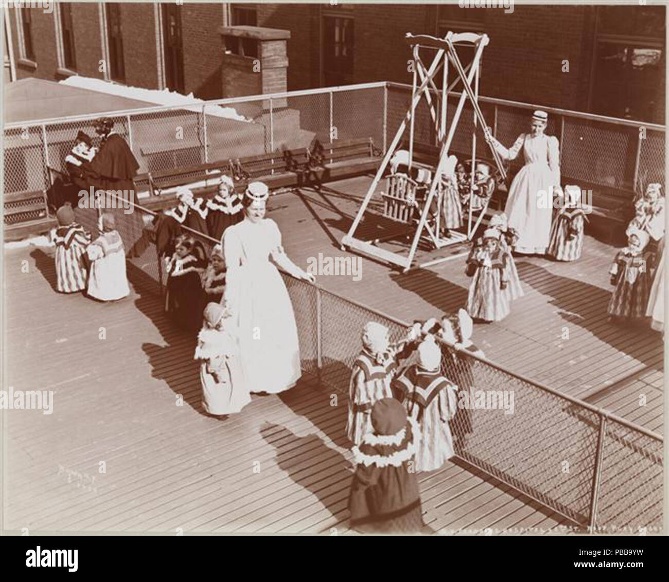 1122 NY Foundling Hospital - parco giochi del tetto - circa 1899 - Byron Azienda - MNY19551 Foto Stock