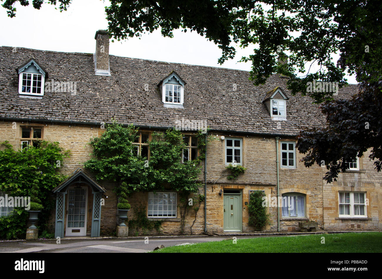 GLOUCESTERSHIRE; STOW ON THE WOLD; case a schiera sul verde Foto Stock