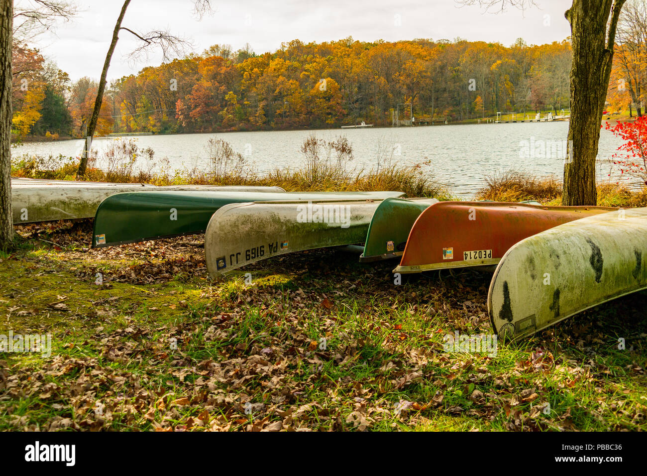 Mt. Gretna, PA, Stati Uniti d'America - 28 Ottobre 2014: a metà autunno, canoe sul bordo di un lago pittoresco in Libano County, PA. Foto Stock