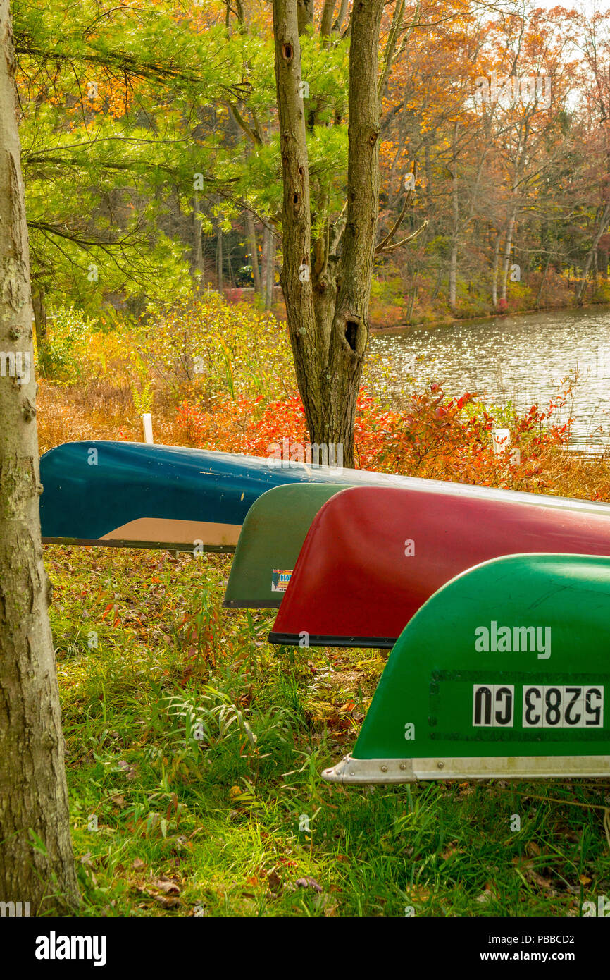 Mt. Gretna, PA, Stati Uniti d'America - 28 Ottobre 2014: a metà autunno, canoe sul bordo di un lago pittoresco in Libano County, PA. Foto Stock