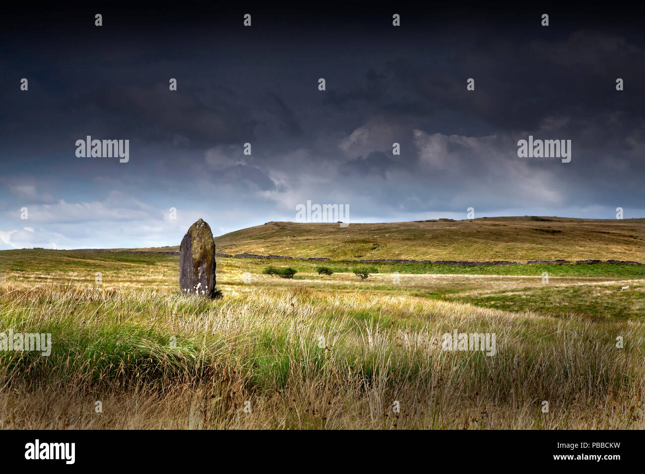 Maen Llúria pietra permanente nel Parco Nazionale di Brecon Beacons, Wales, Regno Unito moody con spazio copia metà distanza Foto Stock
