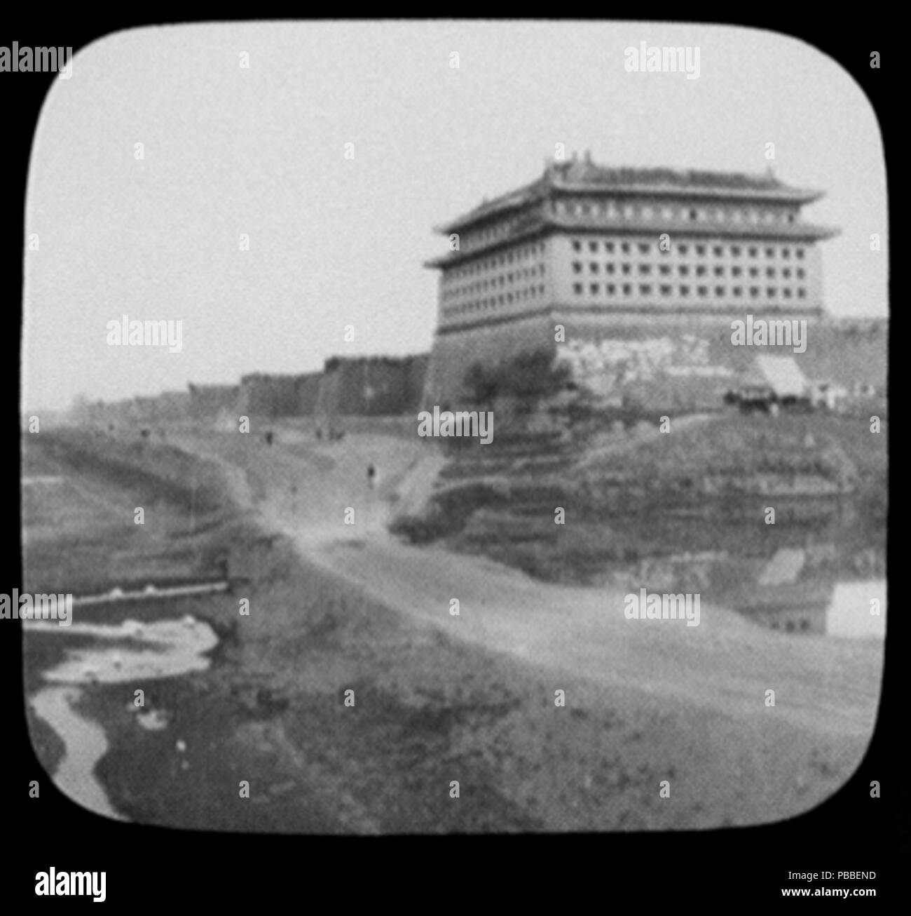 1177 Pechino - vista lungo la parete e il Palazzo Imperiale, LCCN2004707953 Foto Stock