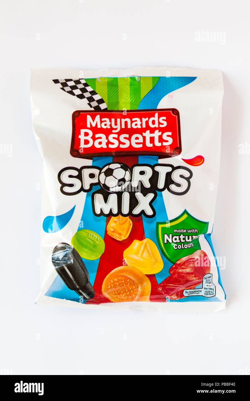 Pacchetto di Maynards Bassetts Sport Mix dolci realizzati con colori naturali isolati su sfondo bianco - frutta sapore gomme Foto Stock