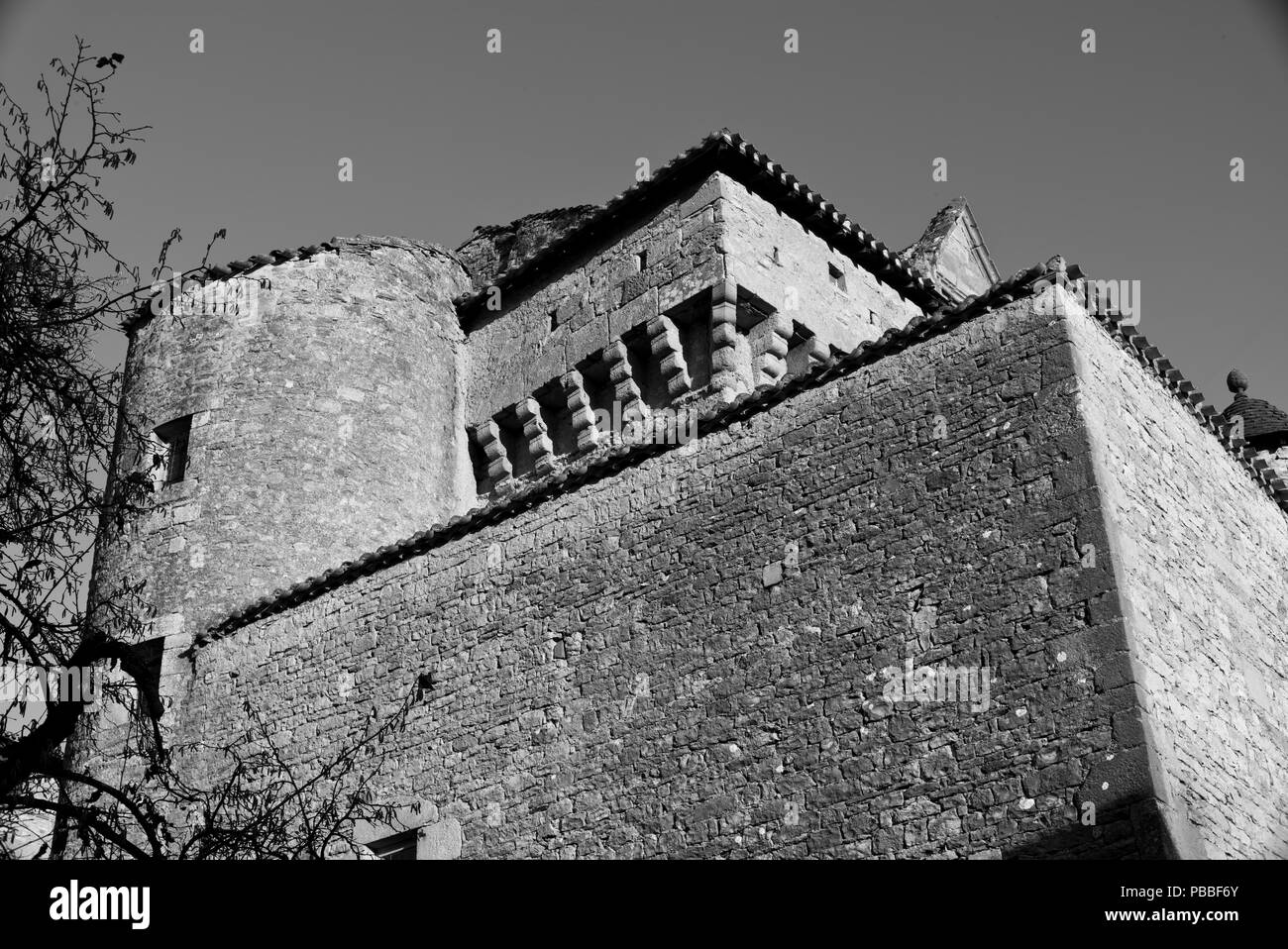 Il Doyenné di Varen, conservato il borgo medievale sul fiume Aveyron, in Tarn et Garonne, Occitanie, Francia nella stagione invernale Foto Stock