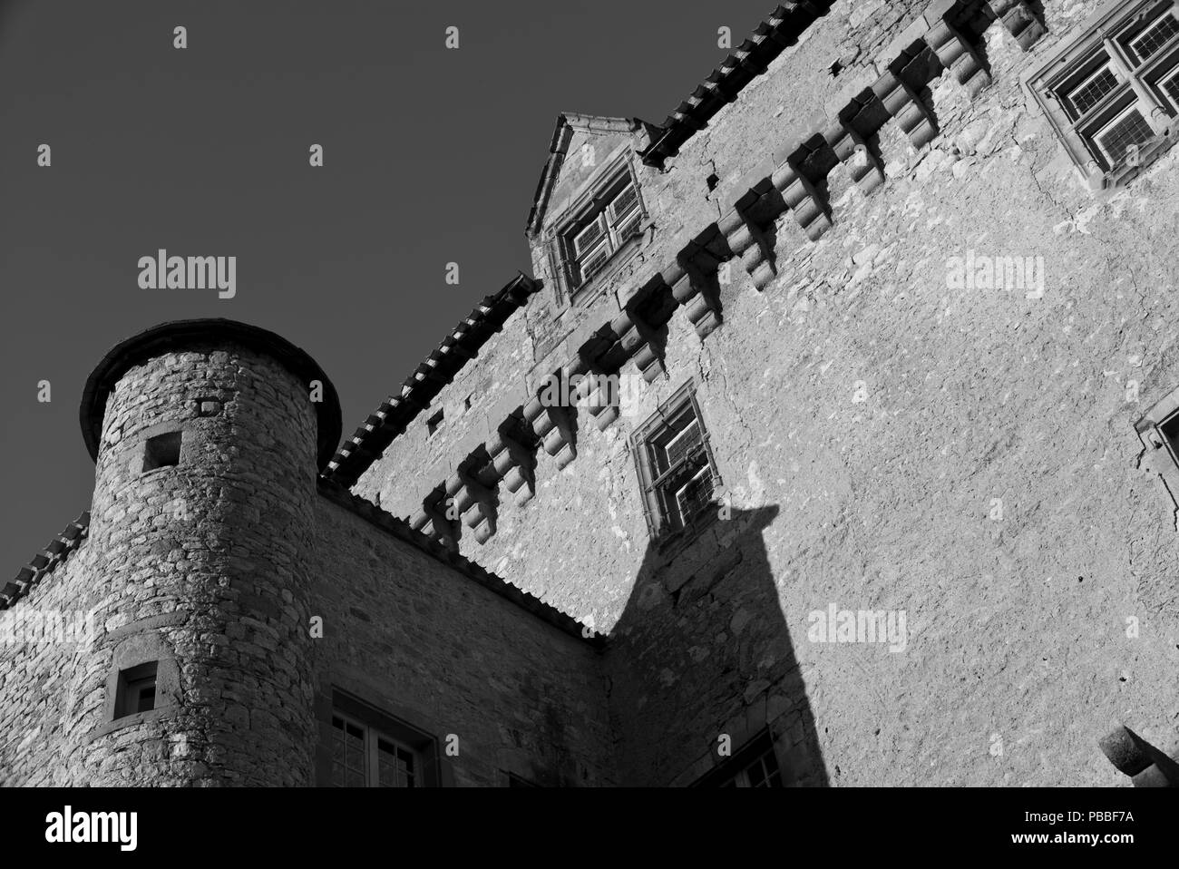 Il Doyenné di Varen, conservato il borgo medievale sul fiume Aveyron, in Tarn et Garonne, Occitanie, Francia nella stagione invernale Foto Stock