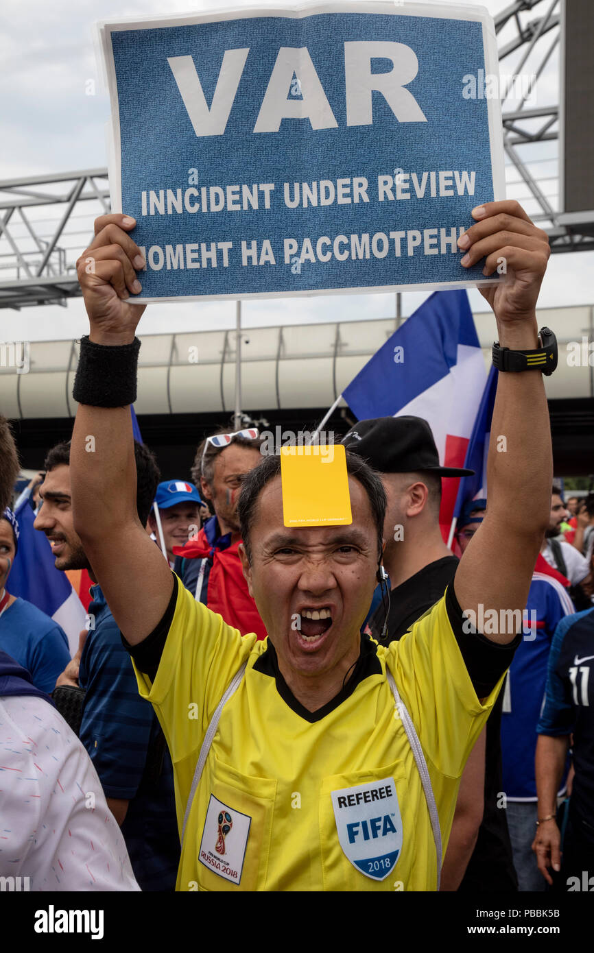 Un appassionato di calcio in uniforme di un arbitro della Coppa del Mondo FIFA 2018 contiene un poster con le parole 'VAR' (Video assistente arbitro) al Luzhniki stadium Foto Stock