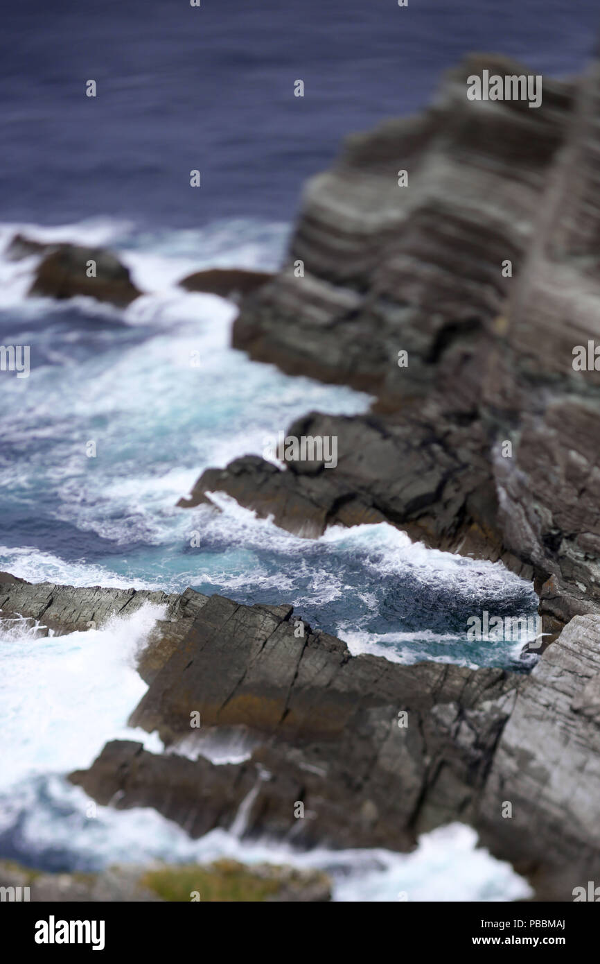 Pounding surf alle scogliere di Kerry. Foto Stock