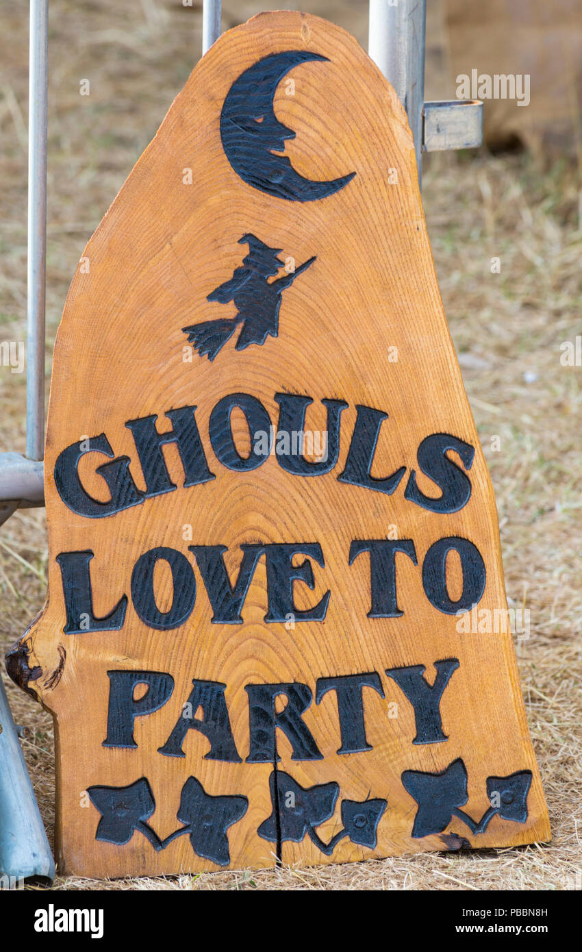 Ghouls amore per partito segno di legno al New Forest & Hampshire County Show, Hampshire Regno Unito nel mese di luglio - pronto per Halloween Foto Stock