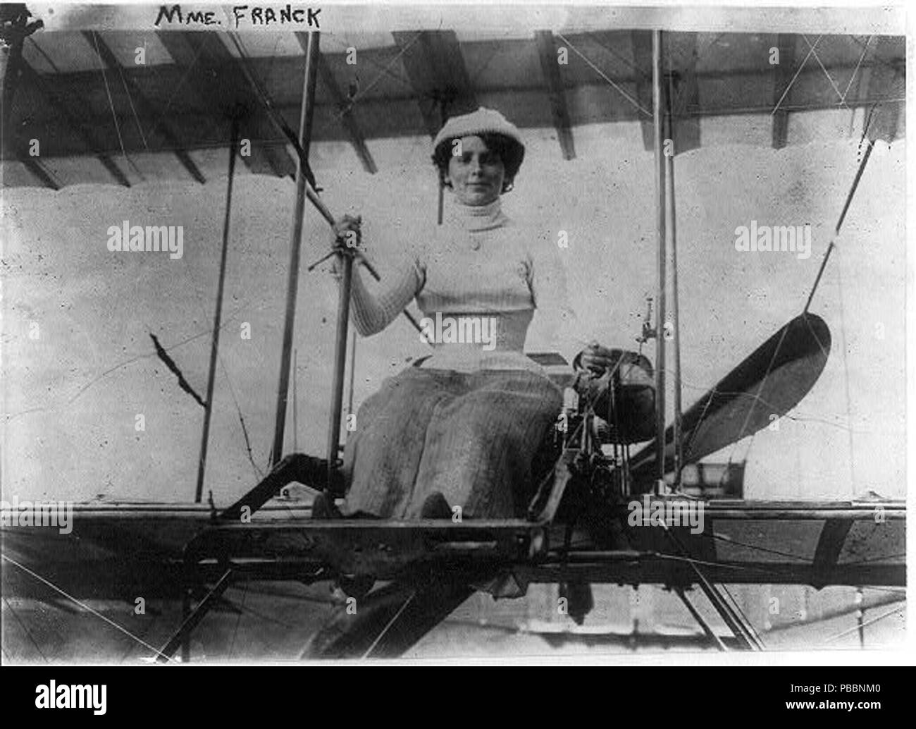 . Inglese: Rosalind Mathilde Franck, rivolto verso la parte anteriore. Lei è stato uno dei primi pionieri dell'aviazione tenendo un 1910 record volando, non-stop, per 14 miglia a Mourmelon, a nord-est di Parigi. Ha terminato la sua carriera di volo dopo il 1 agosto 1910 in crash durante il suo volo di esposizioni a Boldon appartamenti che all' epoca erano la posizione dell'Boldon gare. circa 1910 1271 Rosalind Mathilde Franck in un biplano, rivolto verso la parte anteriore Foto Stock
