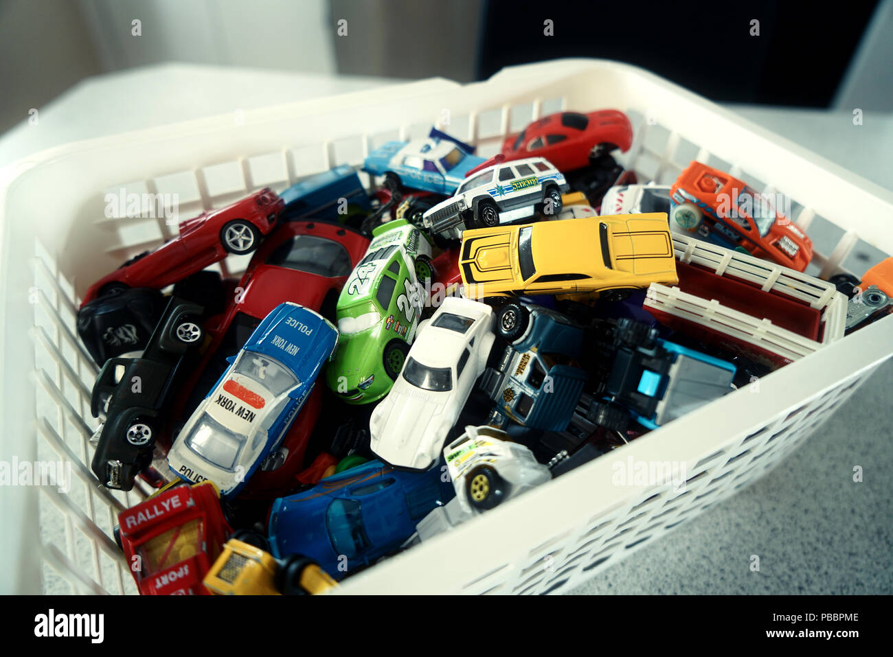 Montreal, Canada, 26 luglio 2018.automobili giocattolo in cesto in plastica.Credit Mario Beauregard/Alamy Live News Foto Stock
