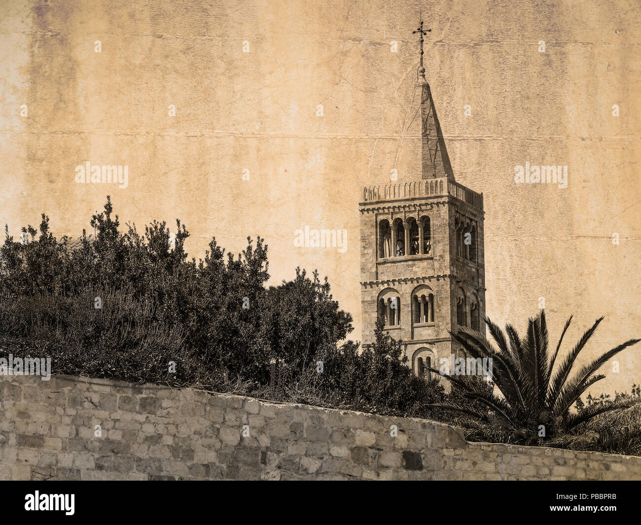 Cartolina del campanile della chiesa di St. Mary a Rab, Croazia, in seppia Foto Stock