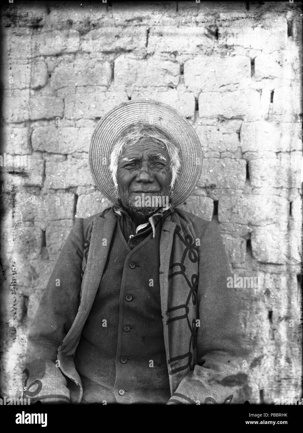 1132 Pima vecchio uomo indiano (padre di interprete), Gila Crossing, ca.1900 (CHS-3565) Foto Stock