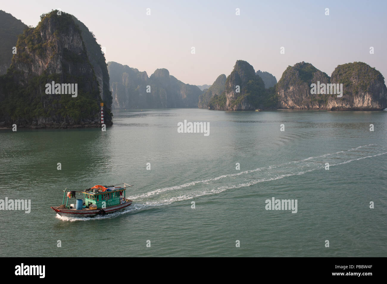 Calamari barca, la baia di Ha Long, Vietnam Foto Stock
