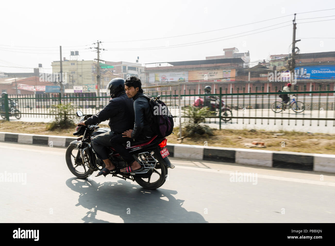 Panoramica di una moto pilota e passeggero, Nepal Foto Stock