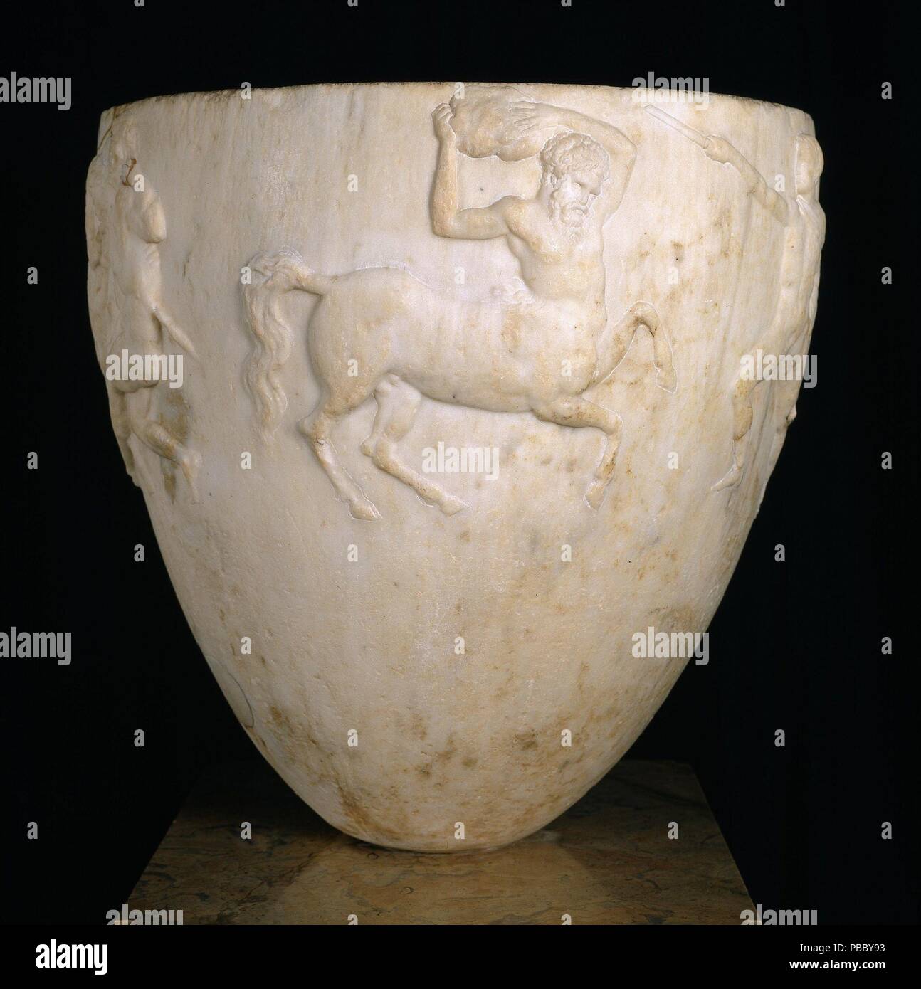 Scultore romano / 'Crater con rilievi di un centauro di lotta'. Ca. 50 a.C.. Il marmo bianco marmo italiano. Museo : Museo del Prado di Madrid, España. Foto Stock