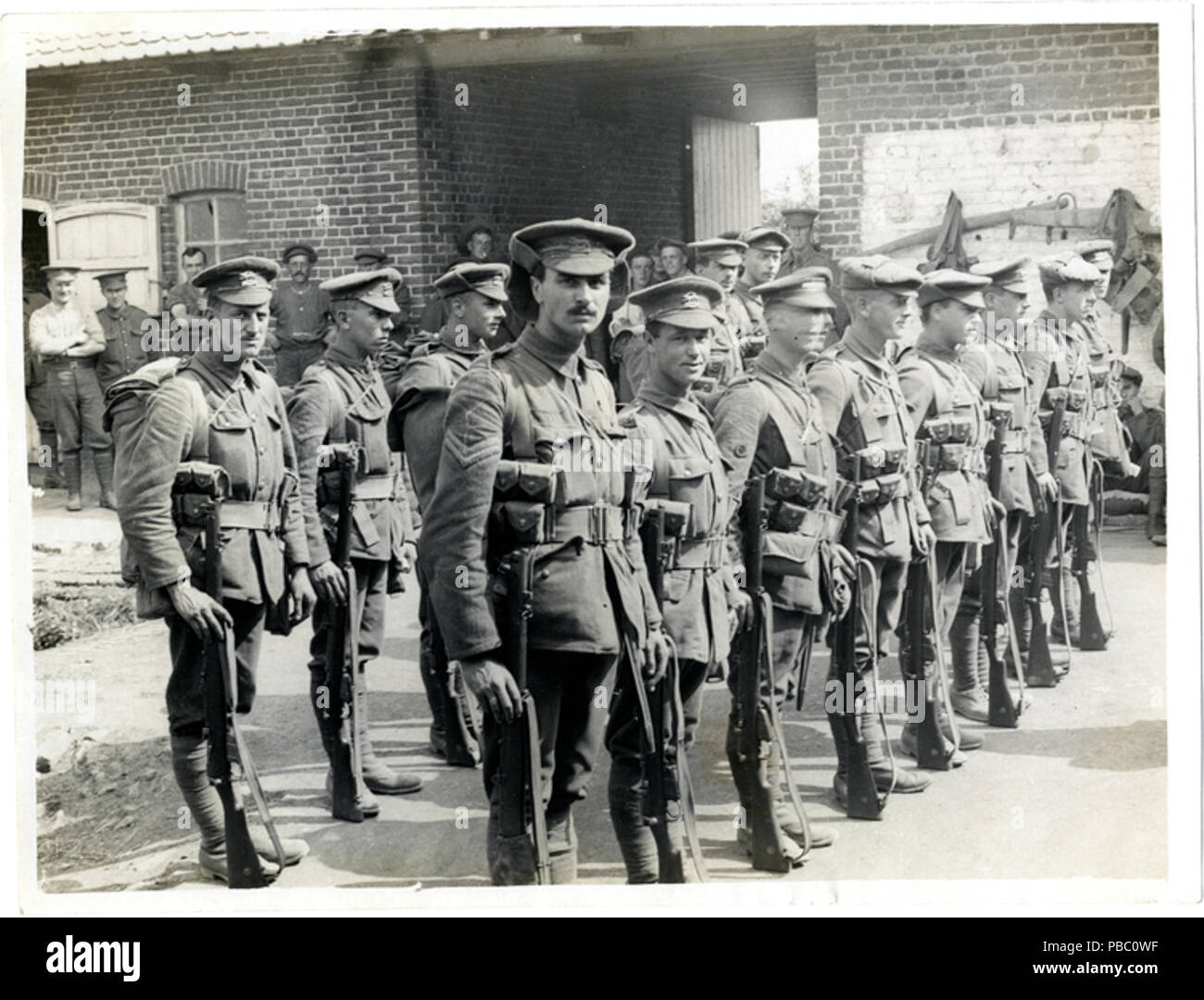 1171 parte degli uomini del Leicesters tornando a casa in congedo (foto) 24-323 Foto Stock