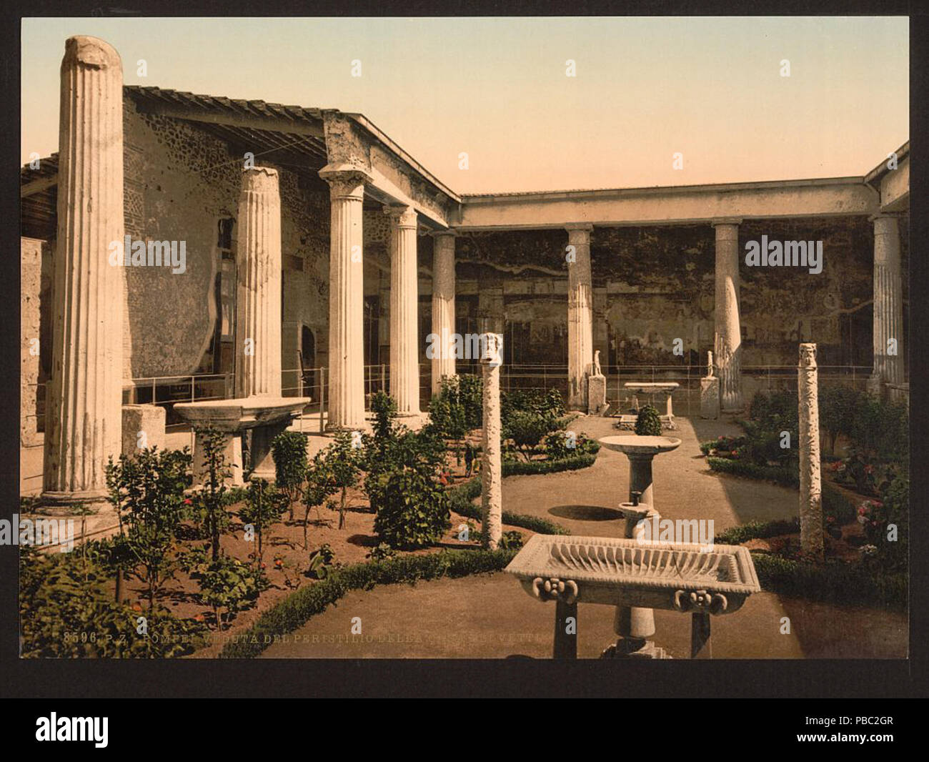 . Inglese: peristilio della casa dei Vetti, Pompei, Italia. tra il 1890 e il 1900 1182 peristilio della casa dei Vetti Pompei Italia Foto Stock