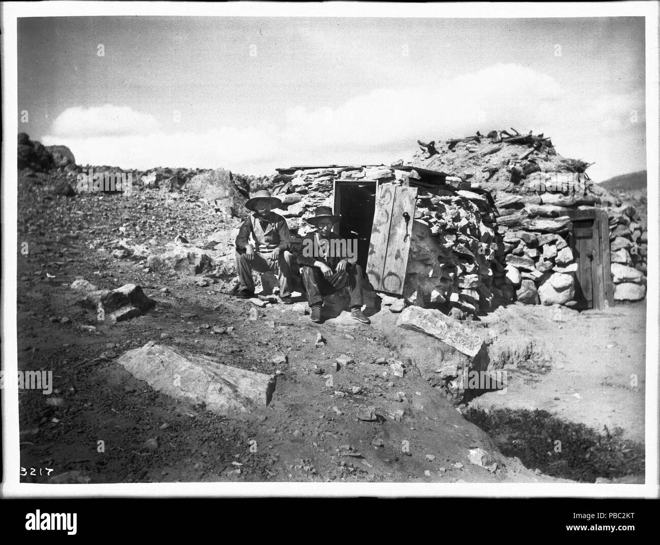 1183 Peshliki, un Indiano Navajo, argentiere e un amico al di fuori del suo negozio (e hogan) sul Tohatchi indiano prenotazione vicino a Gallup, Nuovo Messico, ca.1901 (CHS-3217) Foto Stock