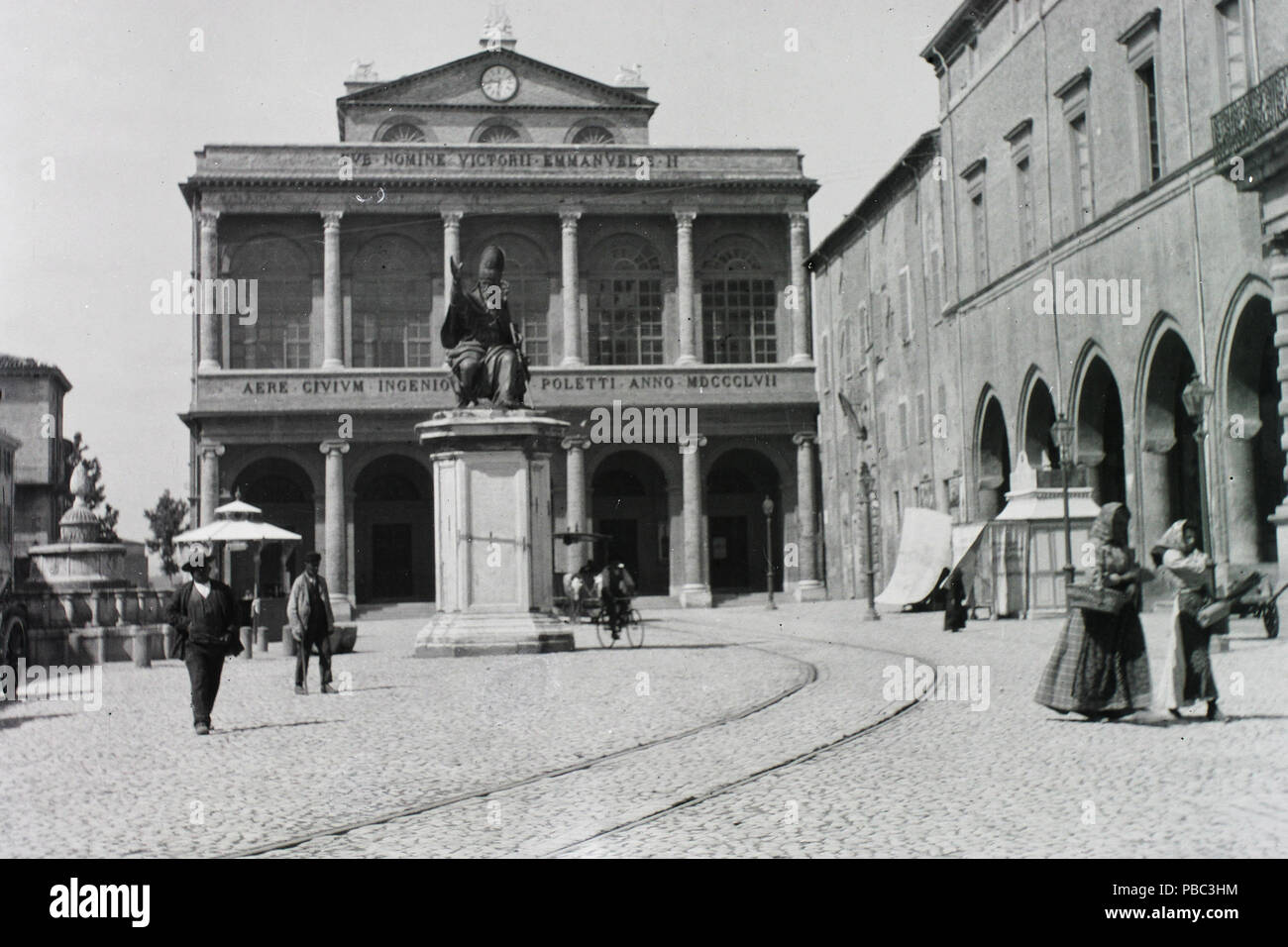 1190 Piazza Cavour, szembem un Teatro A. Galli, jobbra un palazzo dell'arengo. Fortepan 86234 Foto Stock