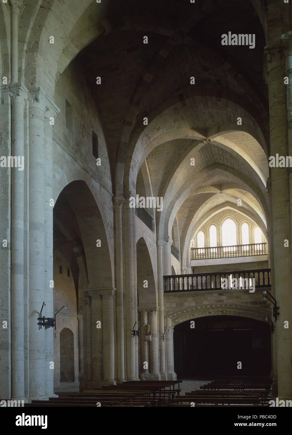 INTERIOR DE LA IGLESIA hacia el coro. Posizione: Monasterio de IRACHE, AYEGUI, Navarra, Spagna. Foto Stock