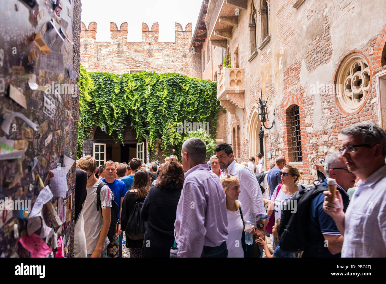 I turisti in balcone nella Casa di Giulietta, Via Cappello, lettere d'amore sulla parete, Romeo e Giulietta di attrazione turistica, Foto Stock