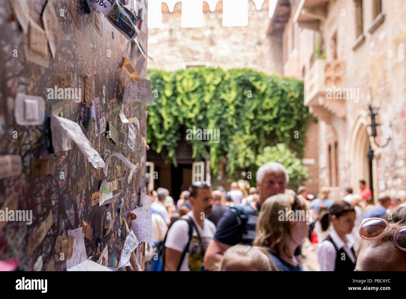 I turisti in balcone nella Casa di Giulietta, Via Cappello, lettere d'amore sulla parete, Romeo e Giulietta di attrazione turistica, concept Foto Stock